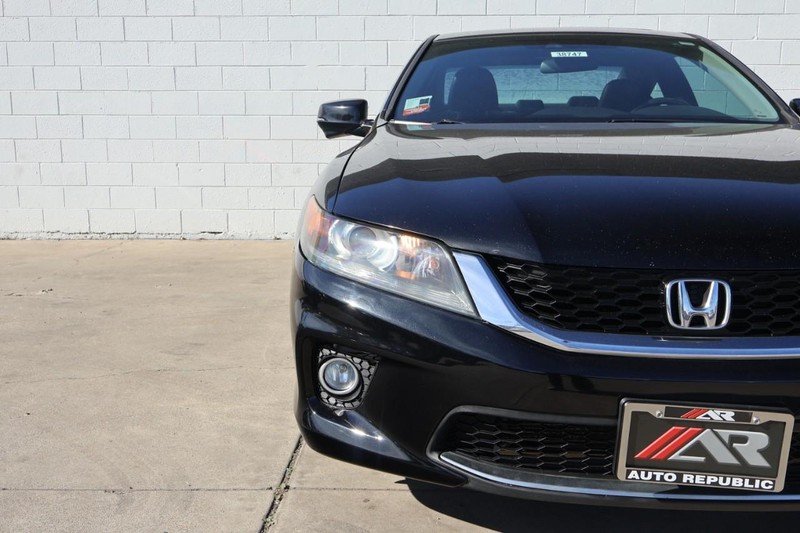 Honda Accord Coupe Vehicle Full-screen Gallery Image 03