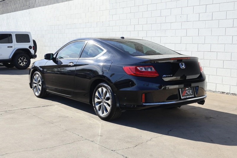 Honda Accord Coupe Vehicle Full-screen Gallery Image 09