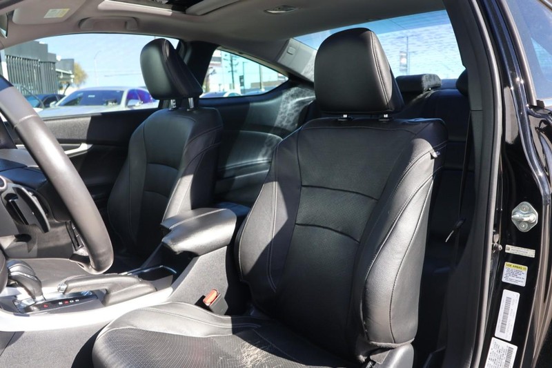 Honda Accord Coupe Vehicle Full-screen Gallery Image 17