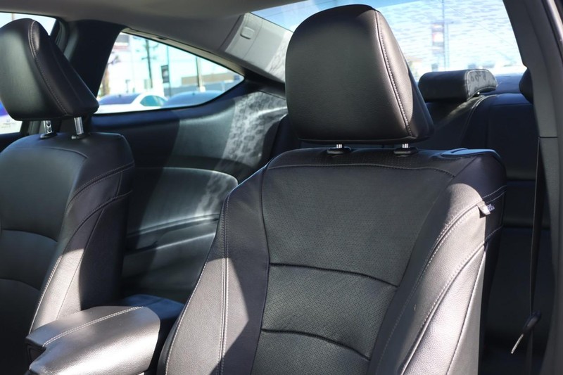 Honda Accord Coupe Vehicle Full-screen Gallery Image 18