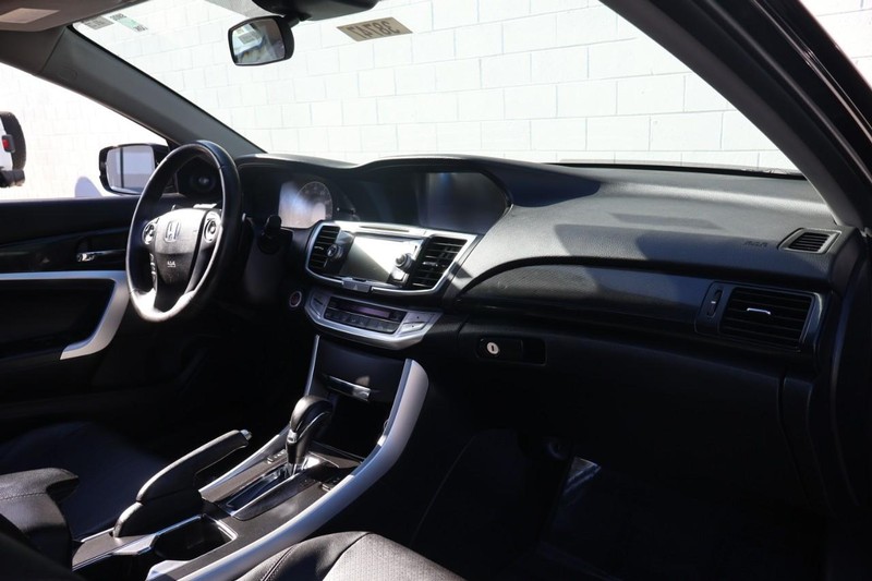 Honda Accord Coupe Vehicle Full-screen Gallery Image 19