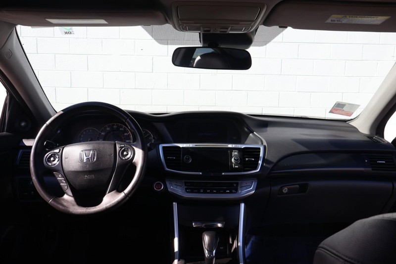 Honda Accord Coupe Vehicle Full-screen Gallery Image 22