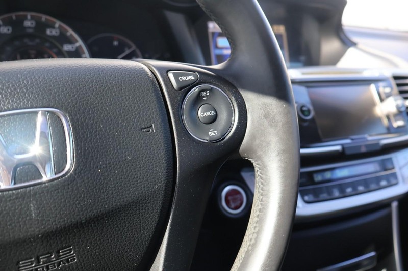 Honda Accord Coupe Vehicle Full-screen Gallery Image 26