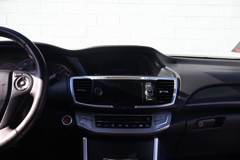 Honda Accord Coupe Vehicle Full-screen Gallery Image 27