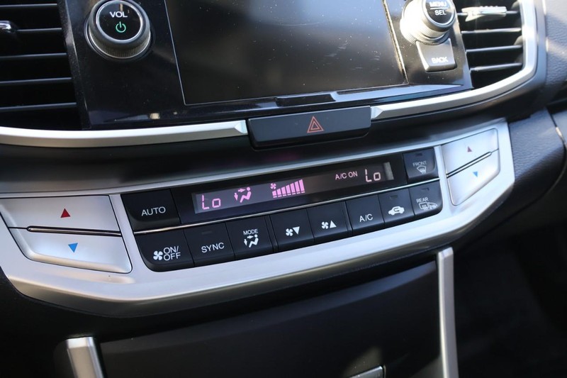 Honda Accord Coupe Vehicle Full-screen Gallery Image 31