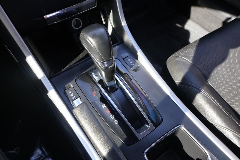 Honda Accord Coupe Vehicle Full-screen Gallery Image 32