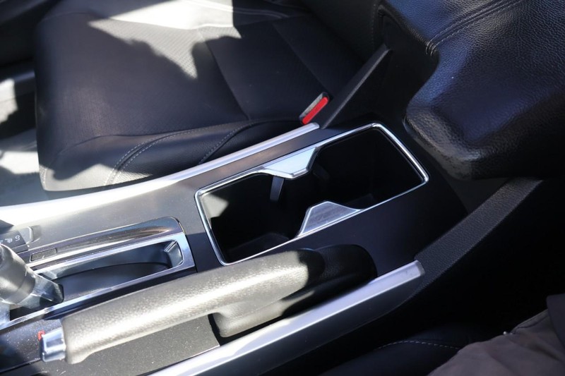 Honda Accord Coupe Vehicle Full-screen Gallery Image 33