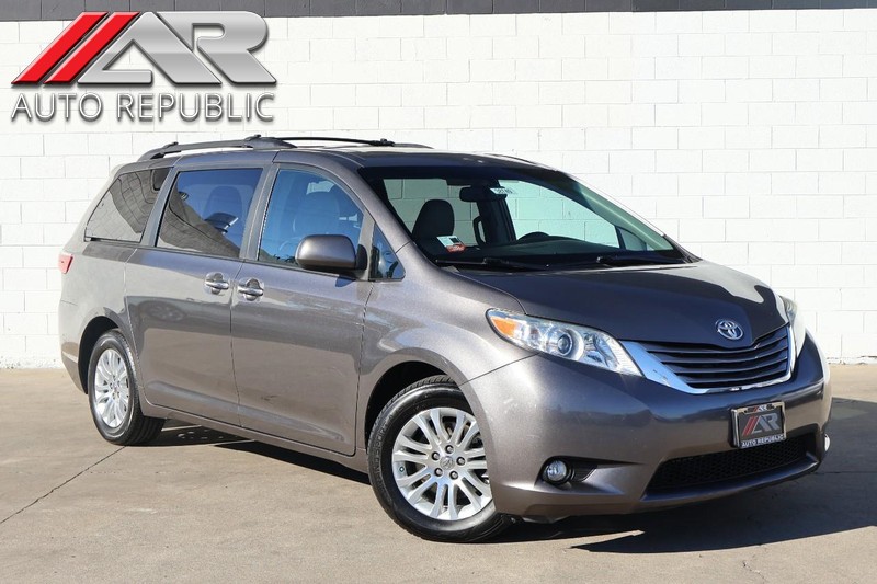 Toyota Sienna Vehicle Full-screen Gallery Image 01
