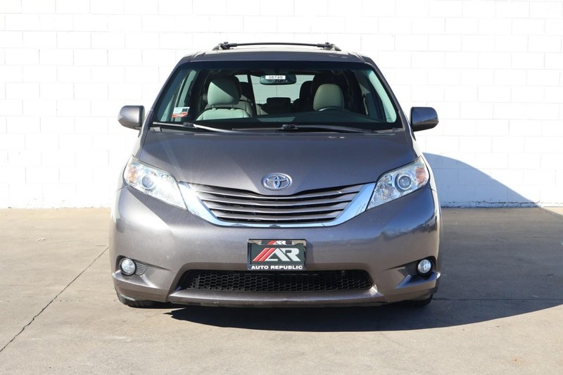 Toyota Sienna Vehicle Full-screen Gallery Image 02