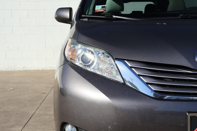 Toyota Sienna Vehicle Full-screen Gallery Image 03