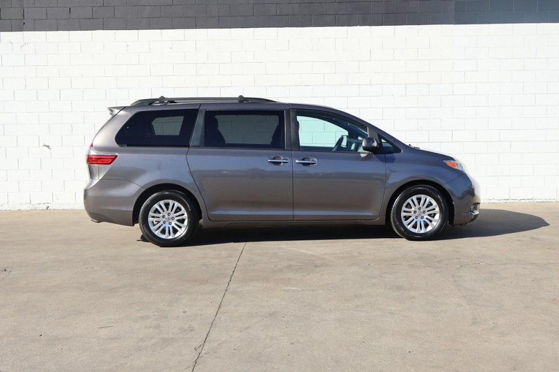 Toyota Sienna Vehicle Full-screen Gallery Image 04