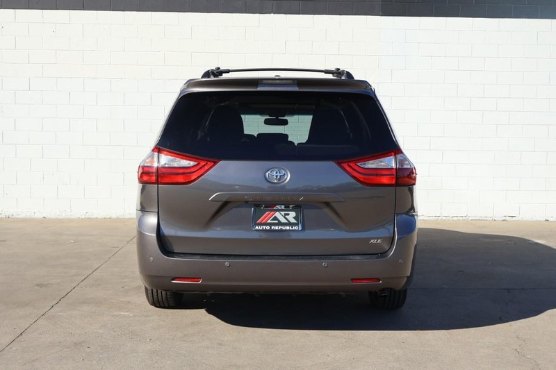 Toyota Sienna Vehicle Full-screen Gallery Image 06