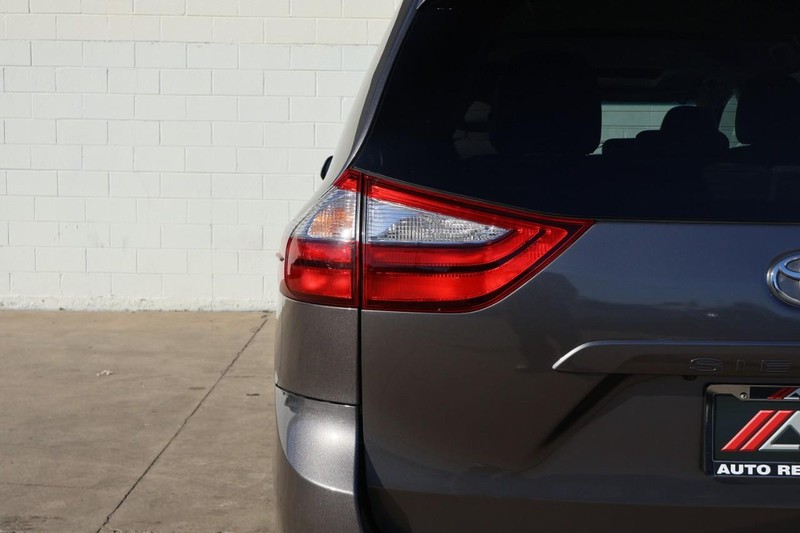 Toyota Sienna Vehicle Full-screen Gallery Image 07