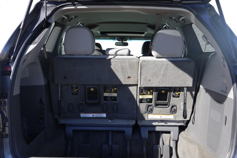 Toyota Sienna Vehicle Full-screen Gallery Image 08
