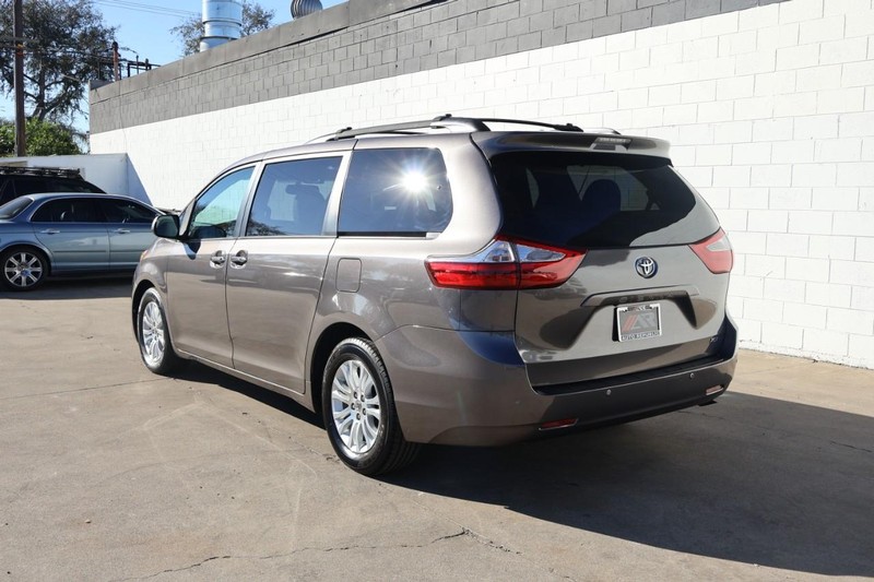Toyota Sienna Vehicle Full-screen Gallery Image 10