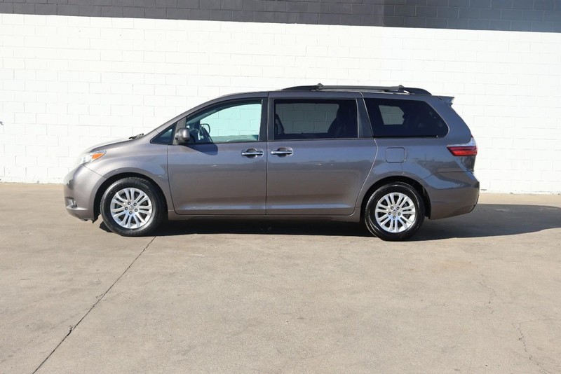 Toyota Sienna Vehicle Full-screen Gallery Image 11