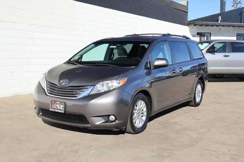 Toyota Sienna Vehicle Full-screen Gallery Image 12