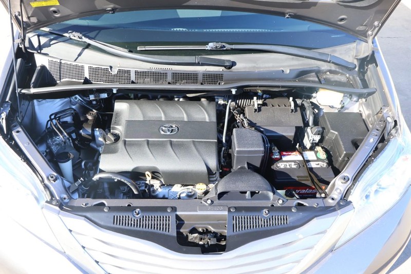 Toyota Sienna Vehicle Full-screen Gallery Image 13