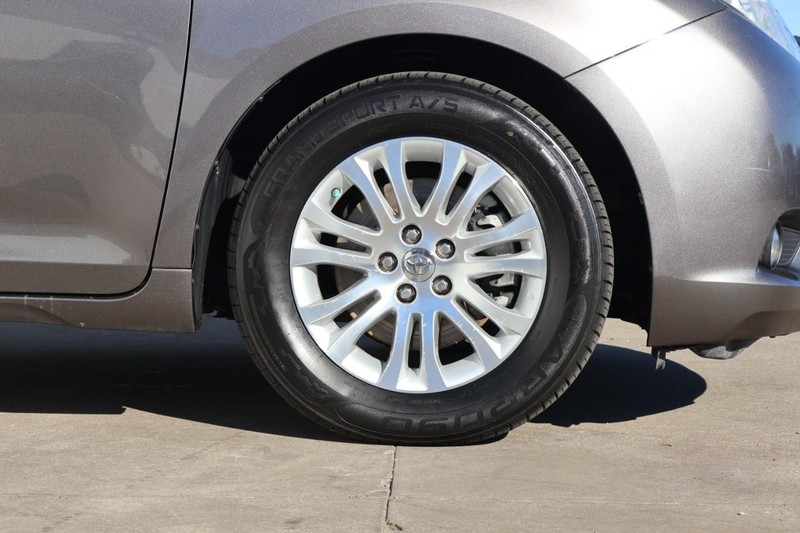 Toyota Sienna Vehicle Full-screen Gallery Image 14