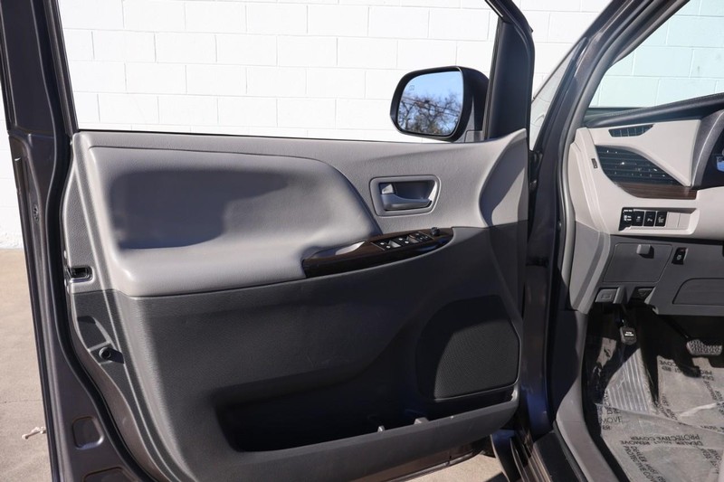 Toyota Sienna Vehicle Full-screen Gallery Image 15