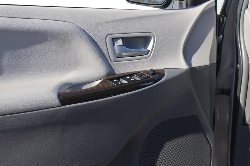 Toyota Sienna Vehicle Full-screen Gallery Image 16