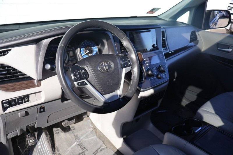 Toyota Sienna Vehicle Full-screen Gallery Image 17