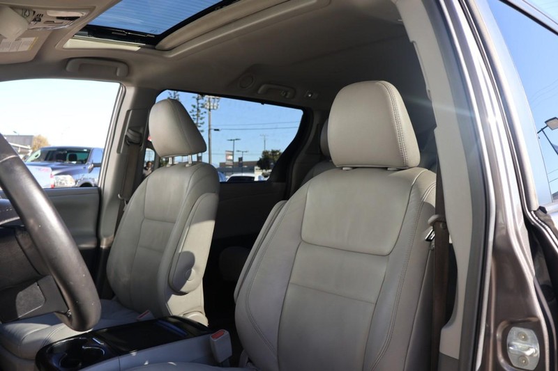 Toyota Sienna Vehicle Full-screen Gallery Image 18