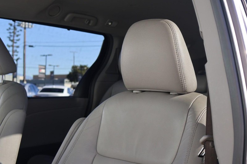 Toyota Sienna Vehicle Full-screen Gallery Image 19