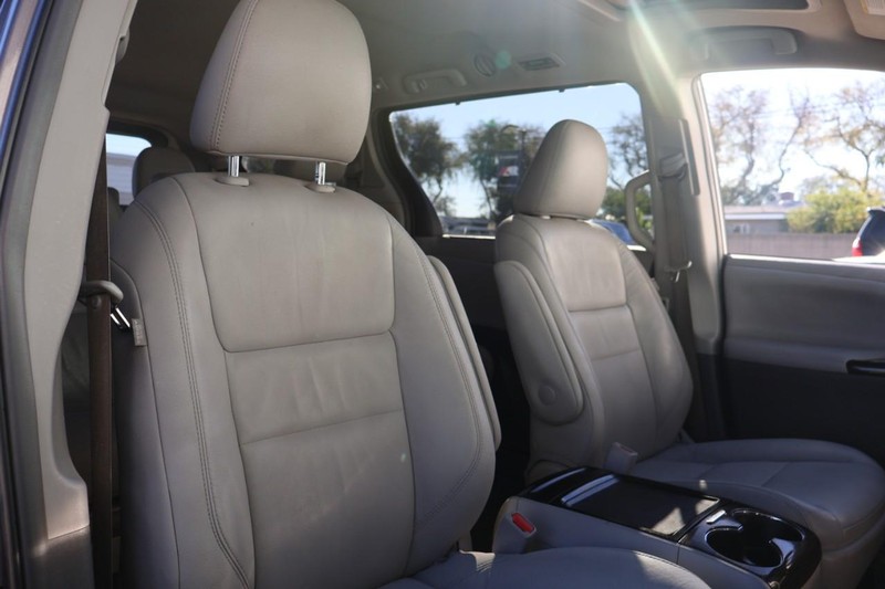 Toyota Sienna Vehicle Full-screen Gallery Image 21