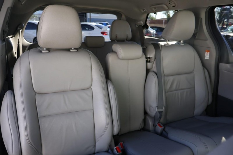 Toyota Sienna Vehicle Full-screen Gallery Image 22