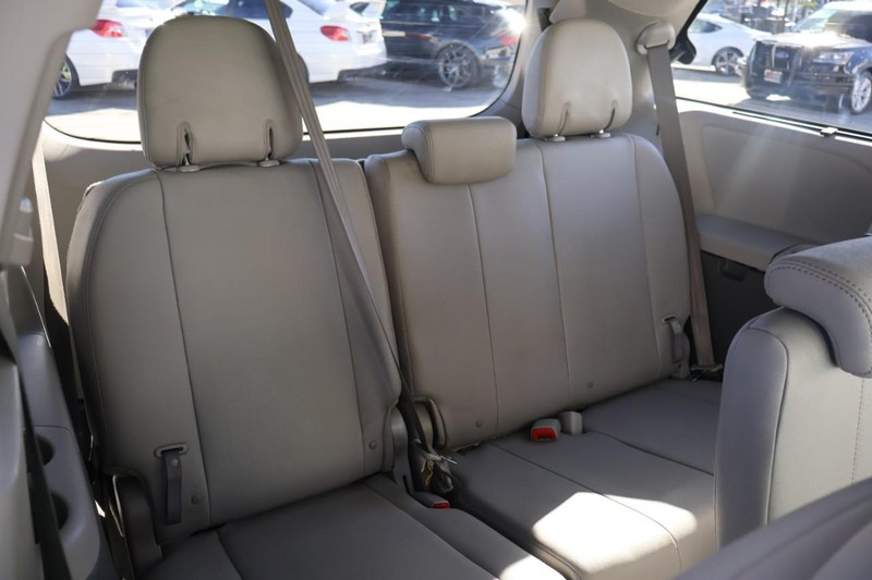 Toyota Sienna Vehicle Full-screen Gallery Image 23