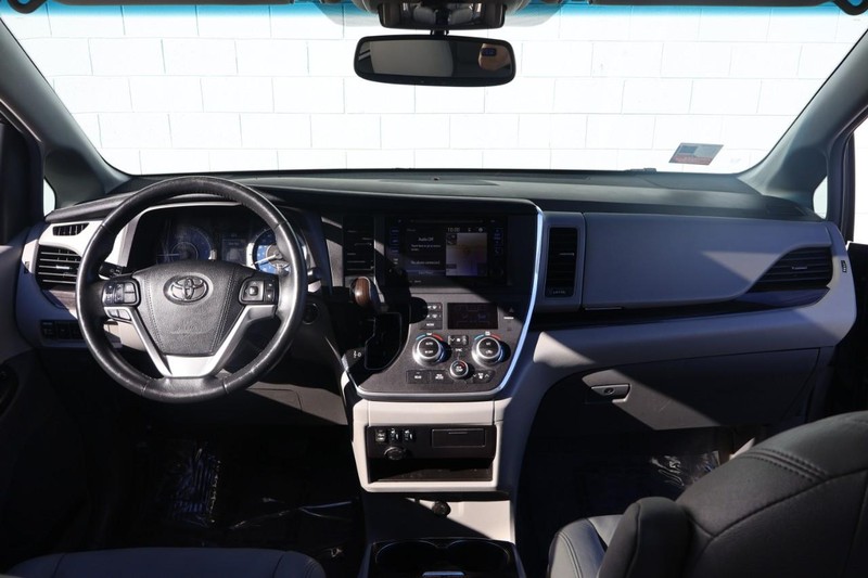 Toyota Sienna Vehicle Full-screen Gallery Image 24