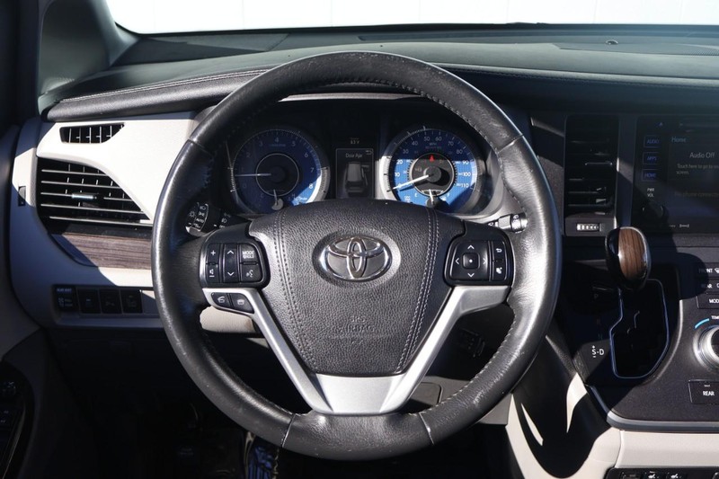 Toyota Sienna Vehicle Full-screen Gallery Image 27