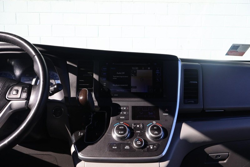 Toyota Sienna Vehicle Full-screen Gallery Image 31