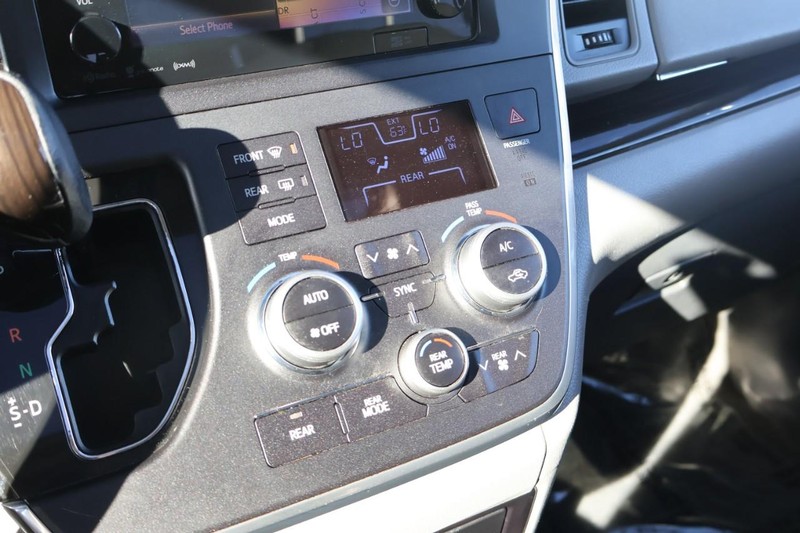 Toyota Sienna Vehicle Full-screen Gallery Image 34