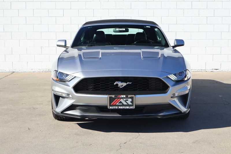 Ford Mustang Vehicle Full-screen Gallery Image 02