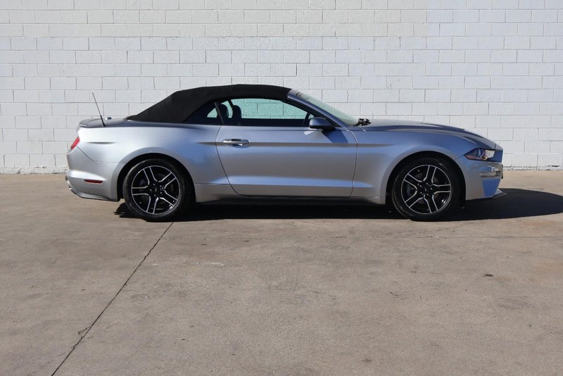 Ford Mustang Vehicle Full-screen Gallery Image 04