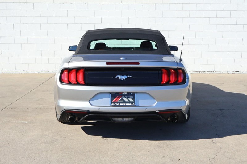 Ford Mustang Vehicle Full-screen Gallery Image 06