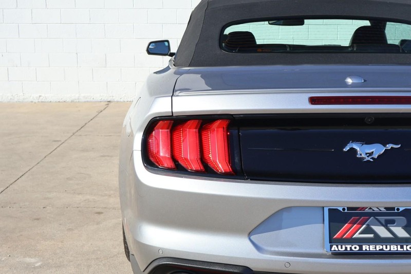 Ford Mustang Vehicle Full-screen Gallery Image 07