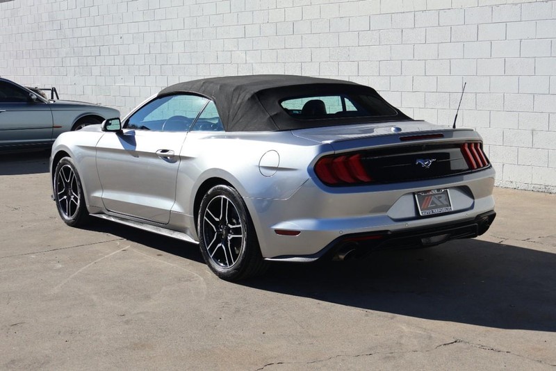 Ford Mustang Vehicle Full-screen Gallery Image 09