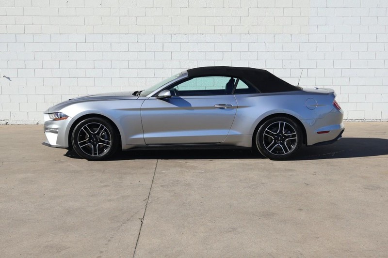 Ford Mustang Vehicle Full-screen Gallery Image 10