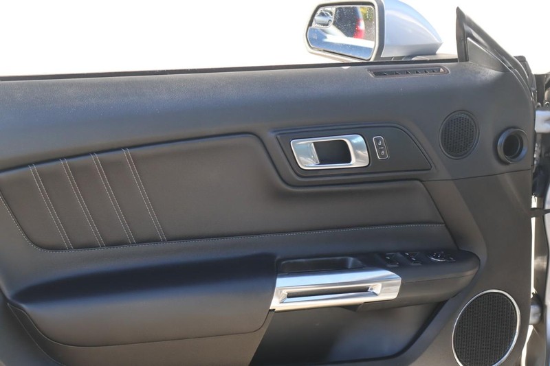 Ford Mustang Vehicle Full-screen Gallery Image 15