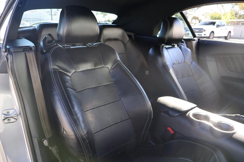 Ford Mustang Vehicle Full-screen Gallery Image 19