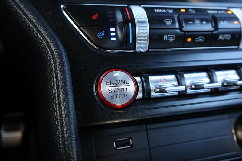 Ford Mustang Vehicle Full-screen Gallery Image 28