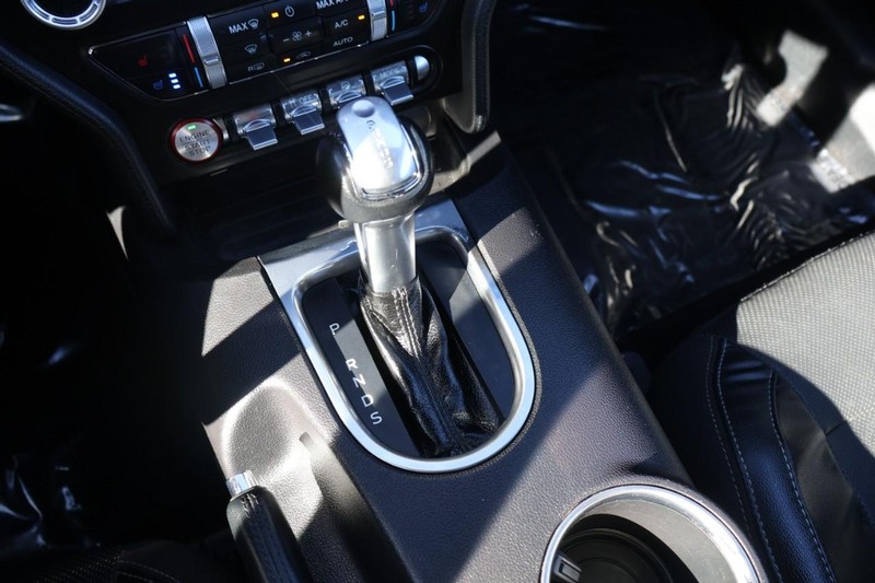 Ford Mustang Vehicle Full-screen Gallery Image 29