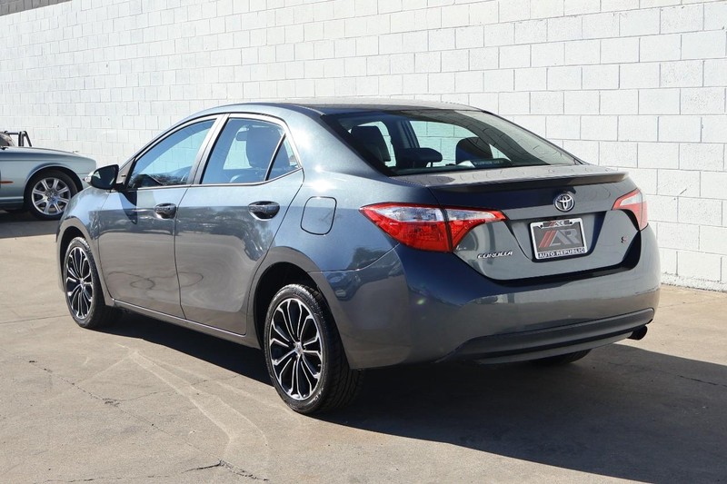 Toyota Corolla Vehicle Full-screen Gallery Image 09