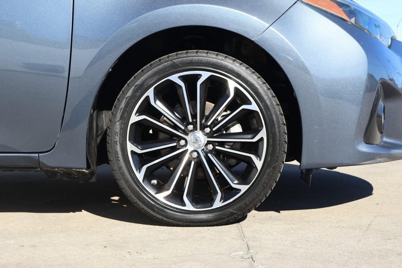 Toyota Corolla Vehicle Full-screen Gallery Image 13