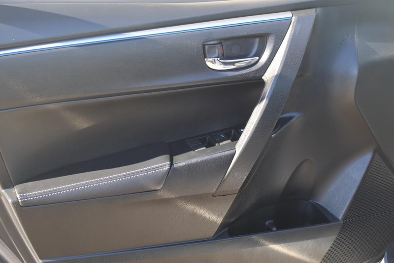 Toyota Corolla Vehicle Full-screen Gallery Image 15