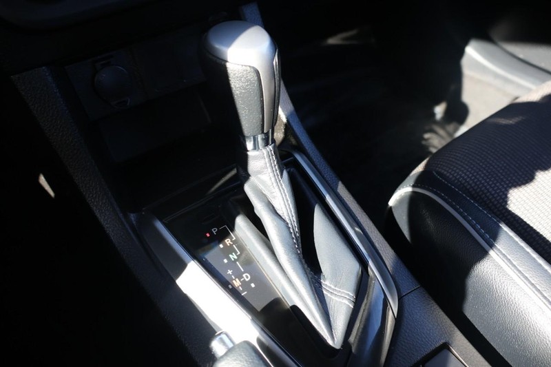 Toyota Corolla Vehicle Full-screen Gallery Image 32