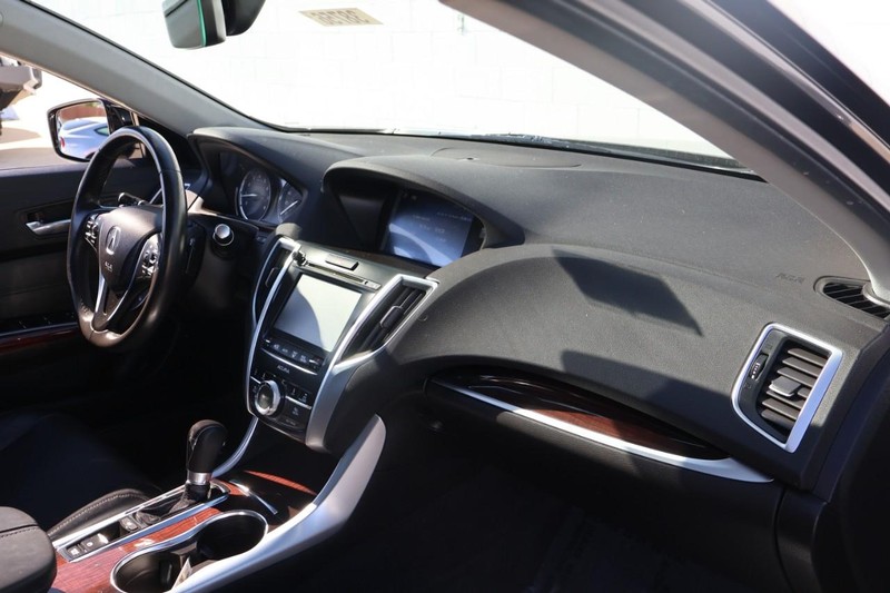 Acura TLX Vehicle Full-screen Gallery Image 18
